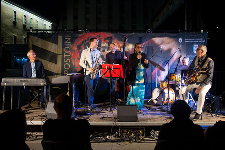 Lori Williams & Band 17.7 (25)